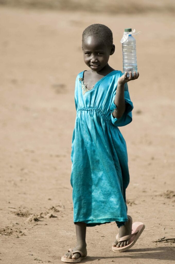 enfant eau potable afrique