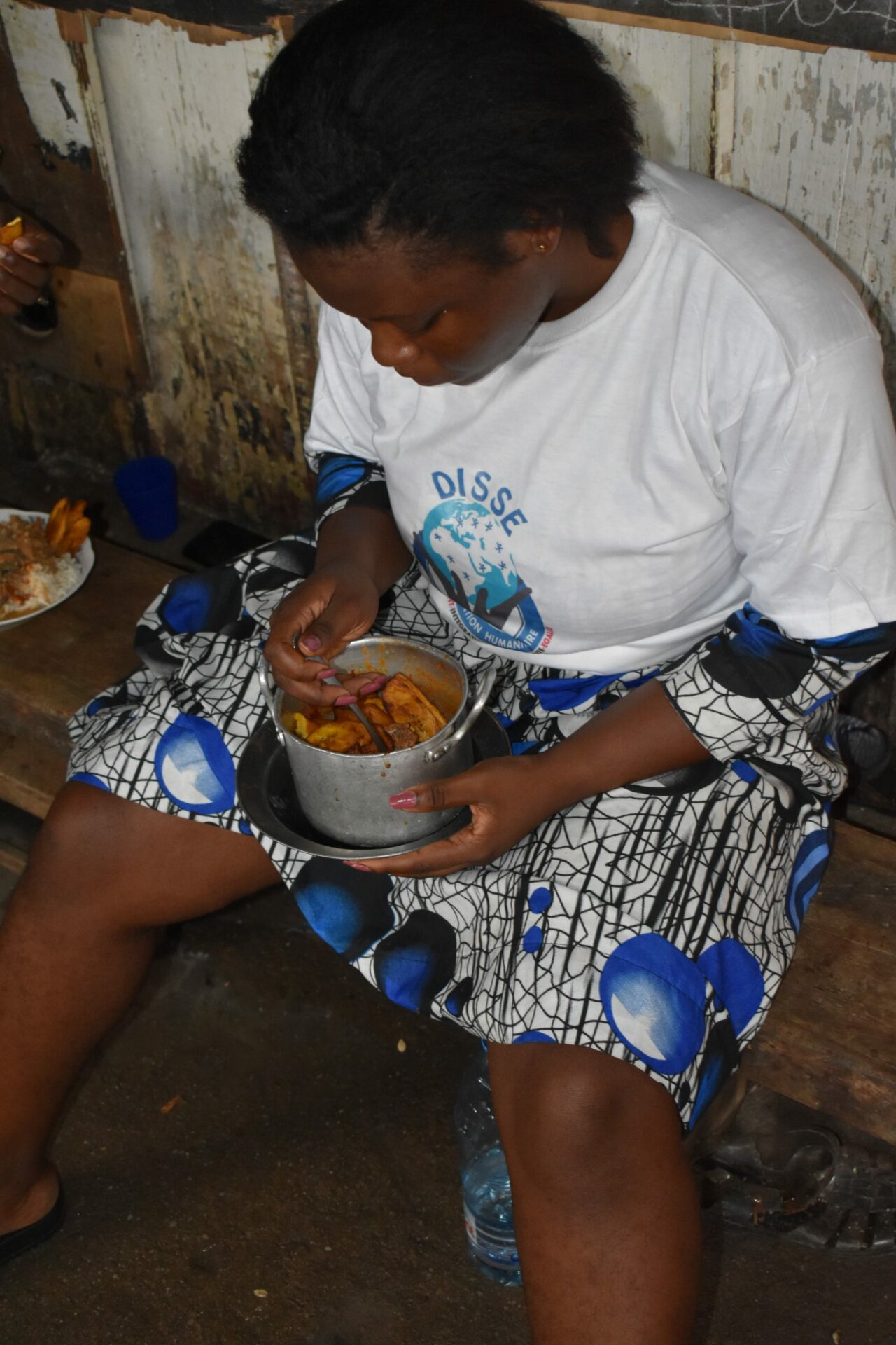 orphelinat cameroun femme repas